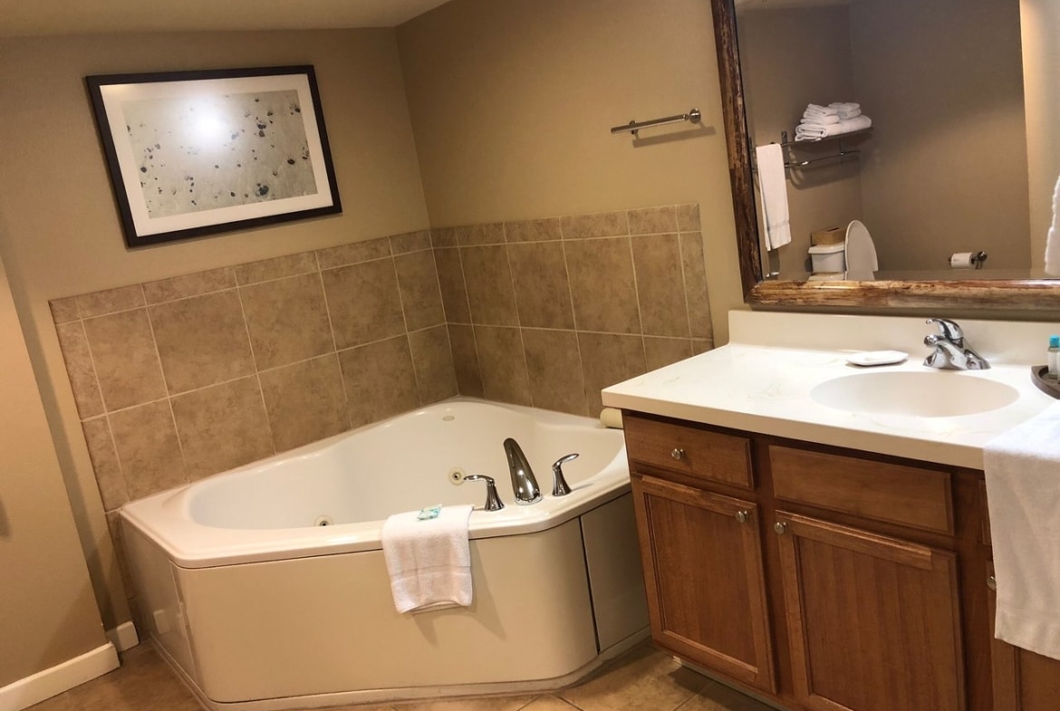 Club Wyndham At Waikiki Beach Walk Bathroom Alternate View