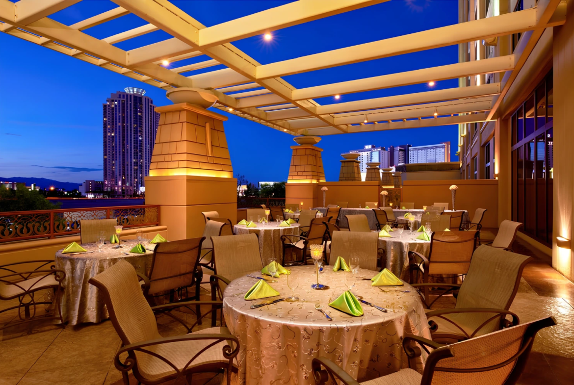 Hilton Grand Vacations on the Boulevard Outdoor Dining