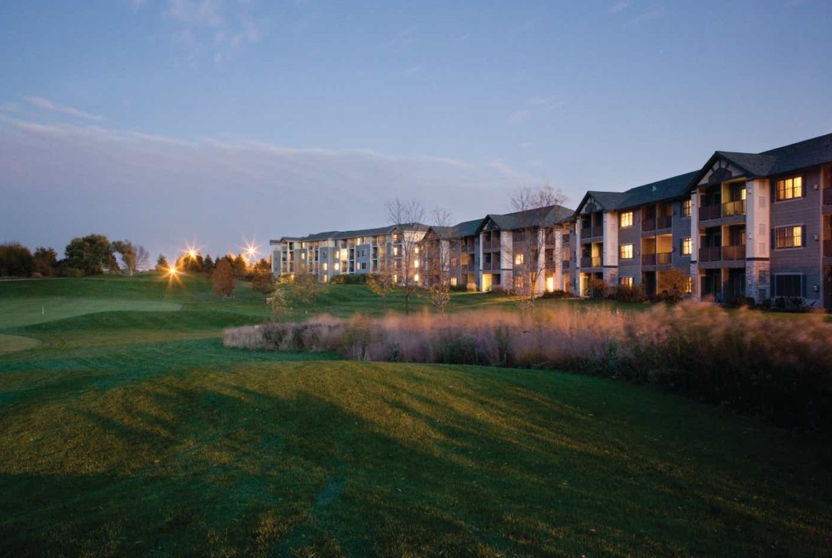 Holiday Inn Club At Lake Geneva Exterior Evening