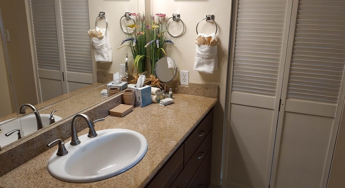 VRI Sweetwater at Wakiki Banyan Towers Bathroom