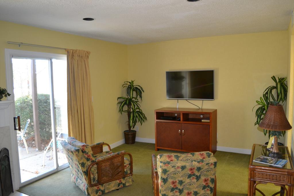 Links Golf and Racquet Club Living Room