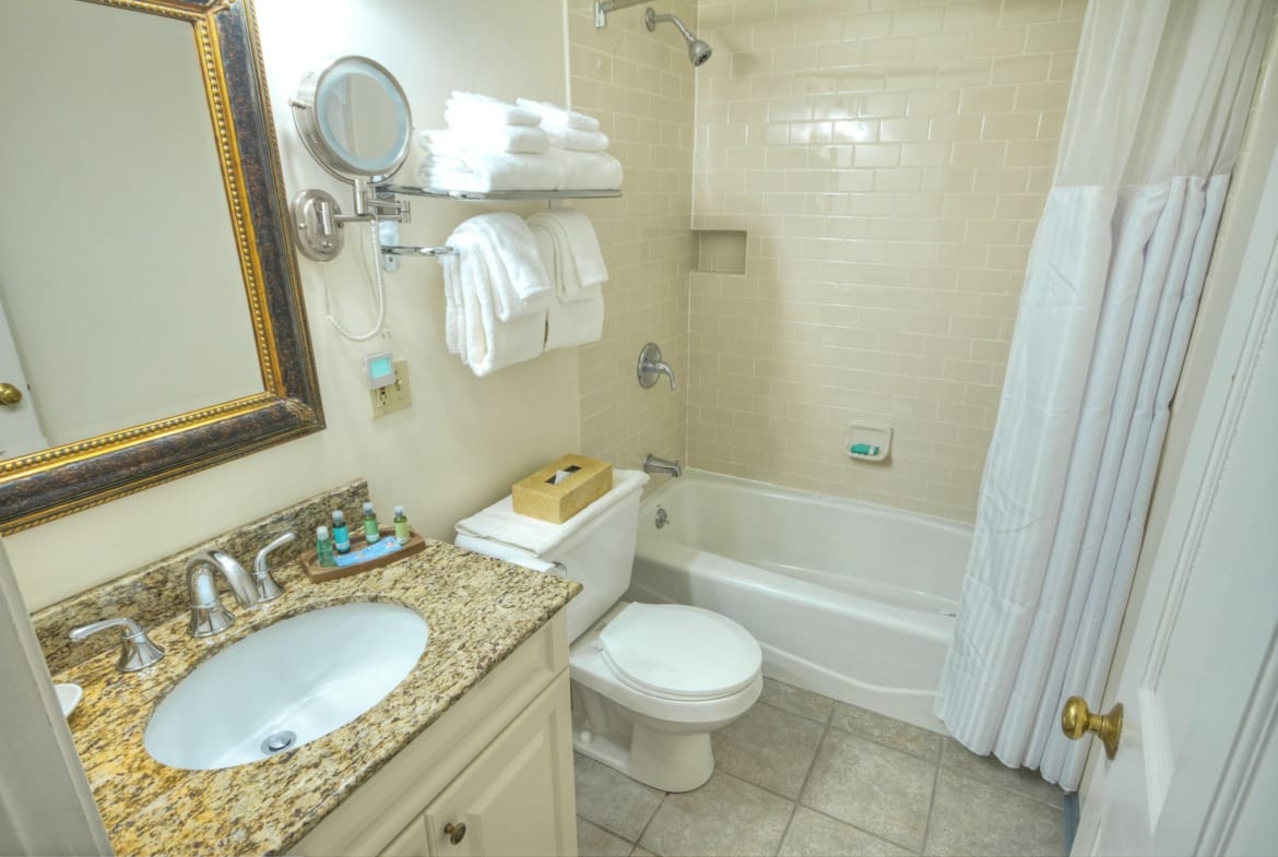 Wyndham Bay Voyage Inn Bathroom