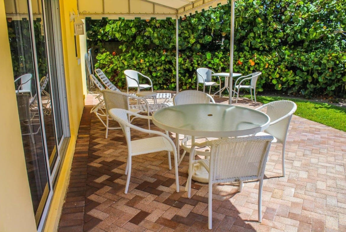 Berkshire On The Ocean patio area