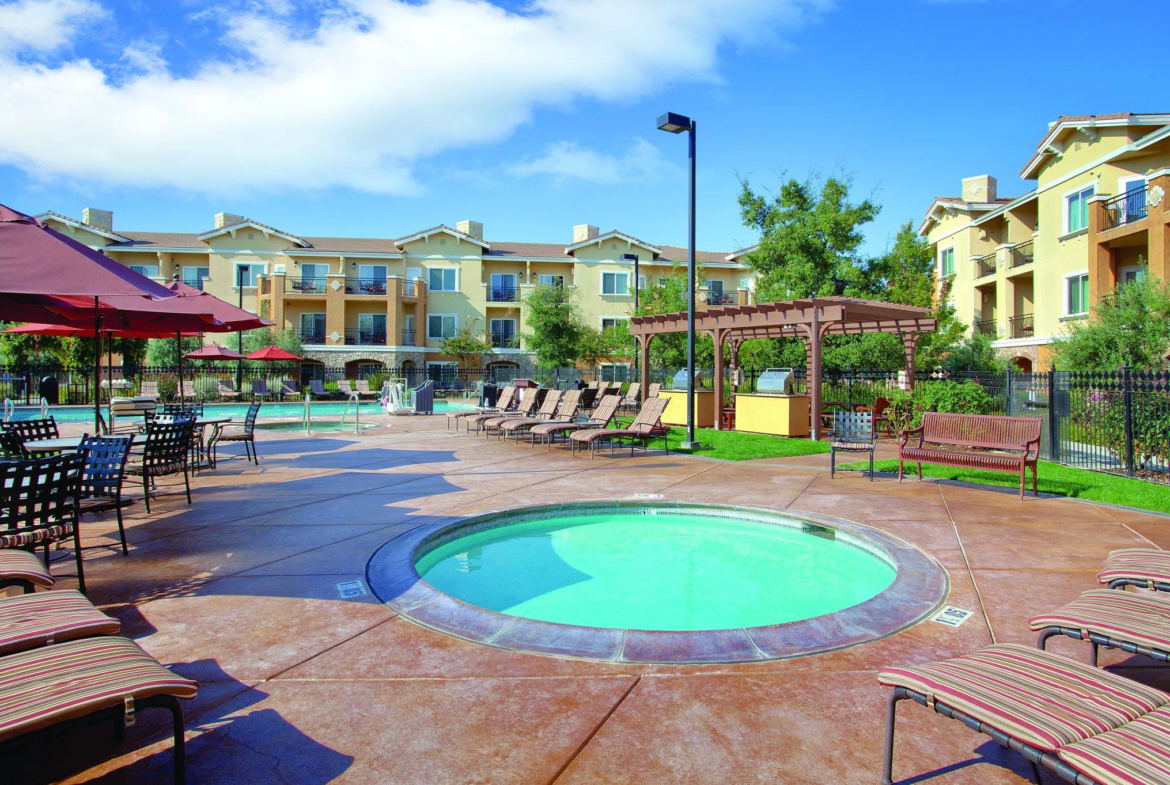 Vino Bello Resort — Hot Tub