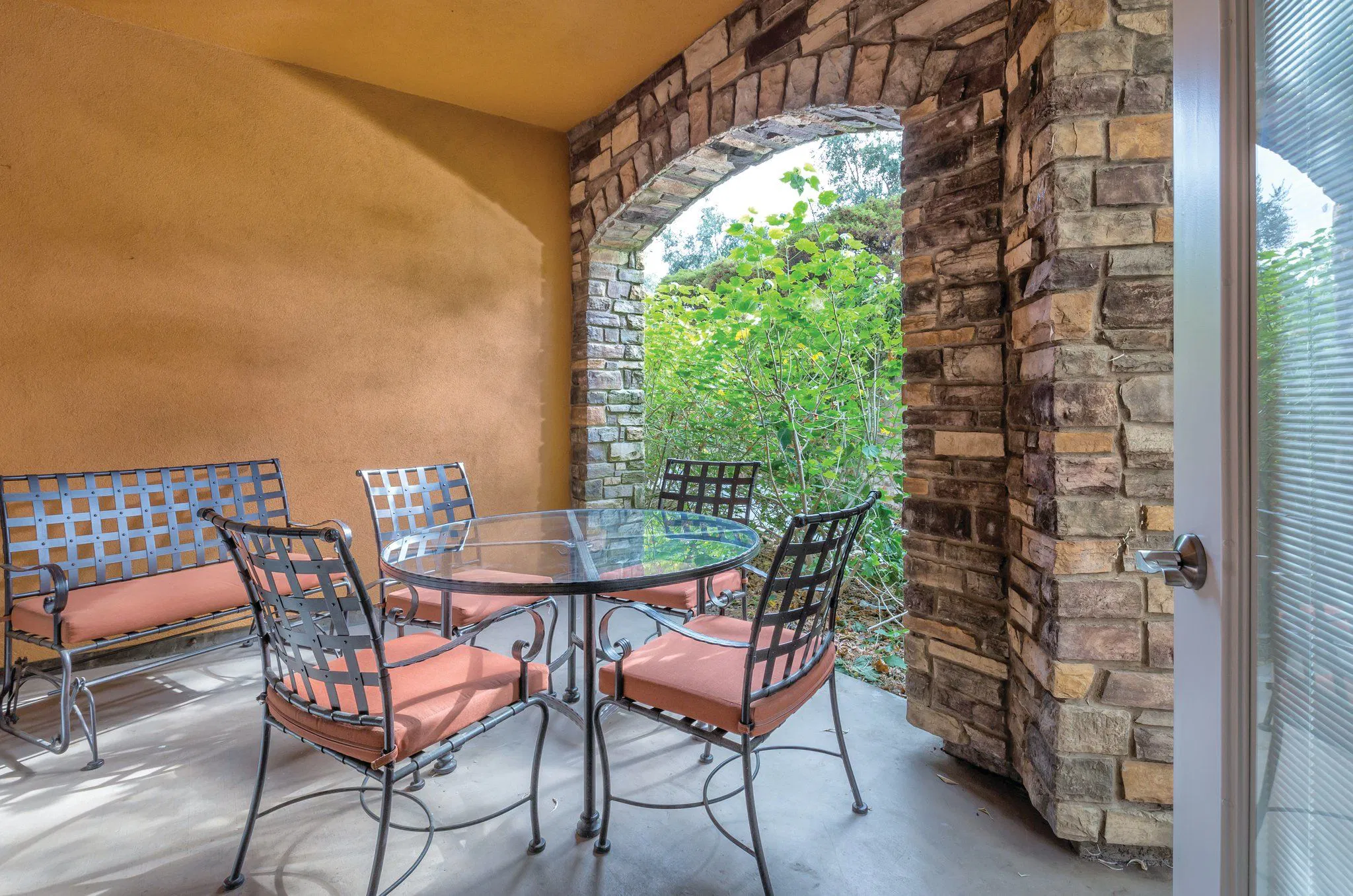 Vino Bello Resort — Patio