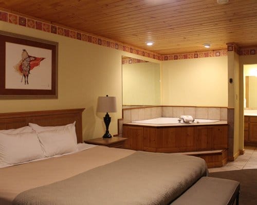 Eagle Wing Suites At Angel Fire Resort Bedroom Bathtub