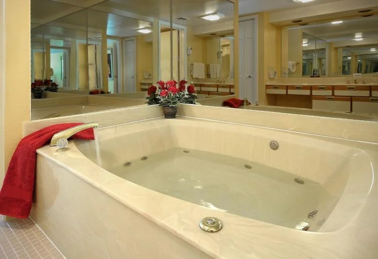 Laurel Point Resort Bathroom