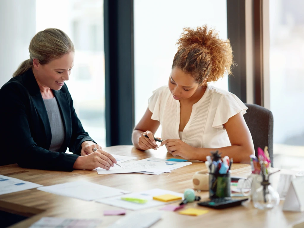 A woman in an office consulting a broker to find out what documents do i need to sell my timeshare.