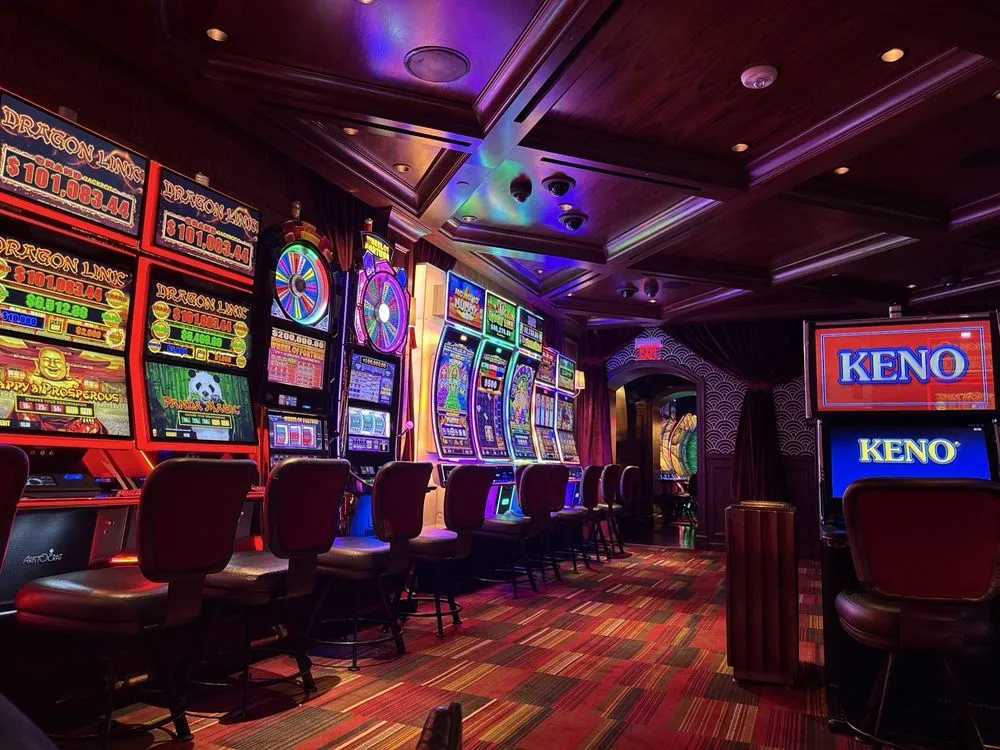 Best Historic Towns to Visit: Golden Gate Casino, Las Vegas